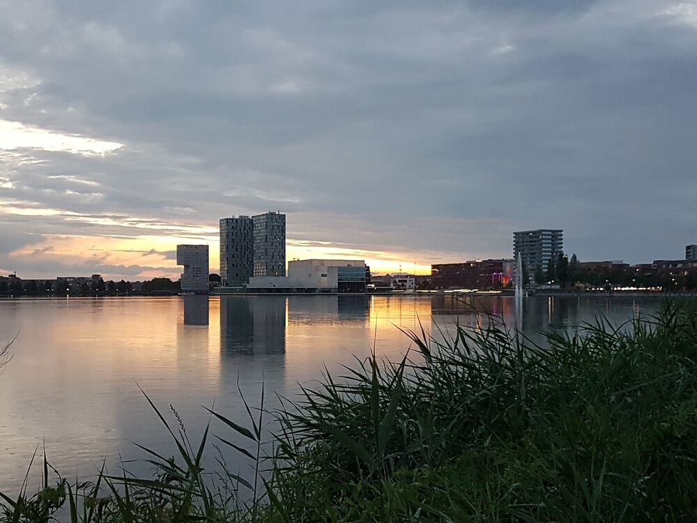 Skyline van Almere aan het Weerwater bij zonsondergang