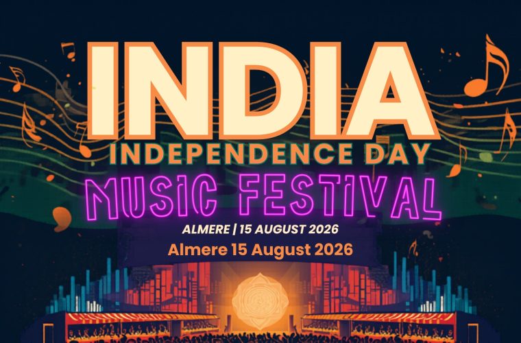 Groepsfoto van bezoekers en artiesten op het Indian Independence Day Music Festival aan de Almeerderstrand Zuid in Almere